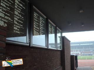 Grote plexiglas platen graveren, in dit geval voor alle olympische gouden medaillewinnaars (plaats Olympisch Stadion in Amsterdam)